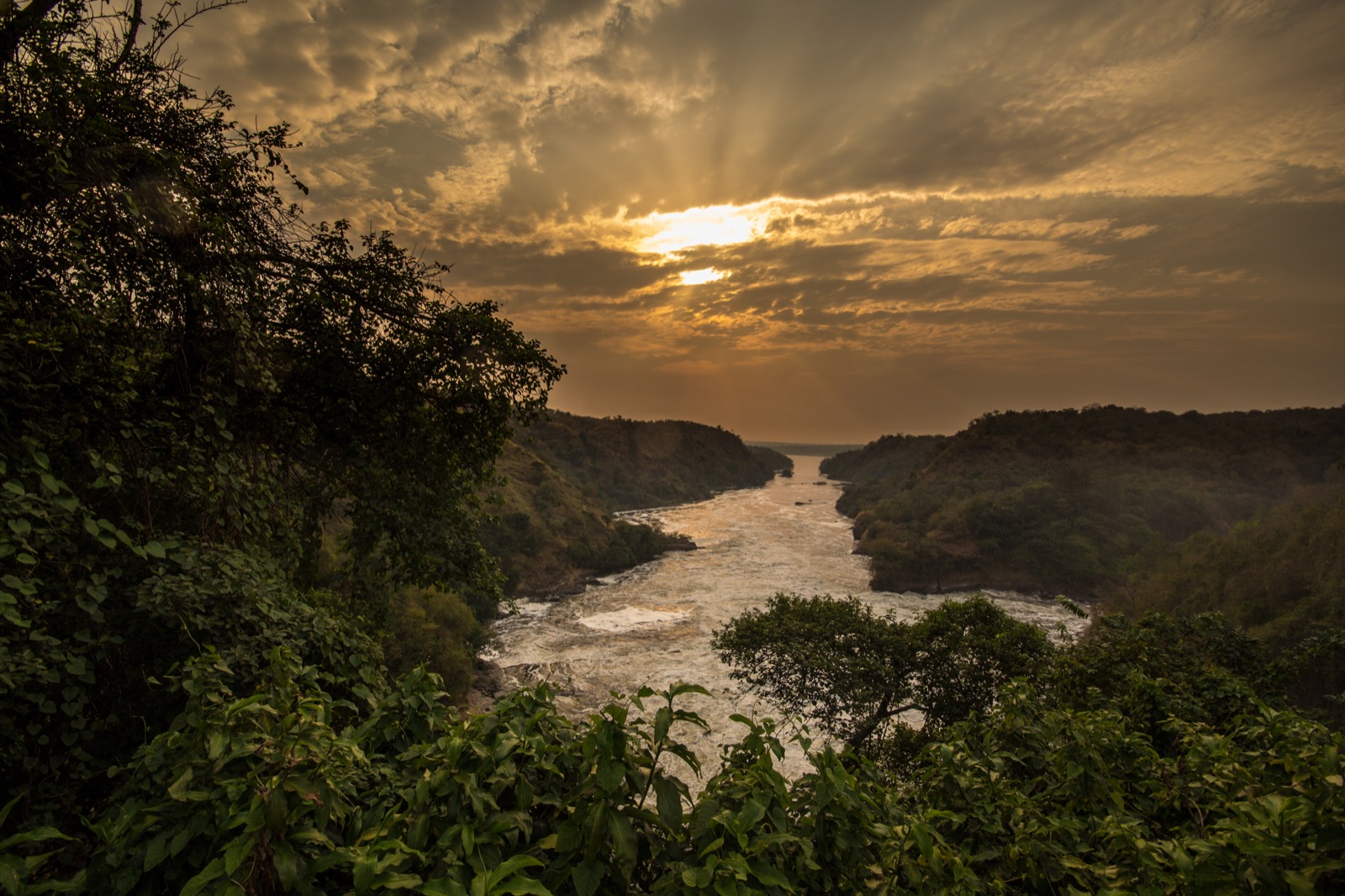 Murchison Falls — Nile gorge and savanna landscapes in Uganda